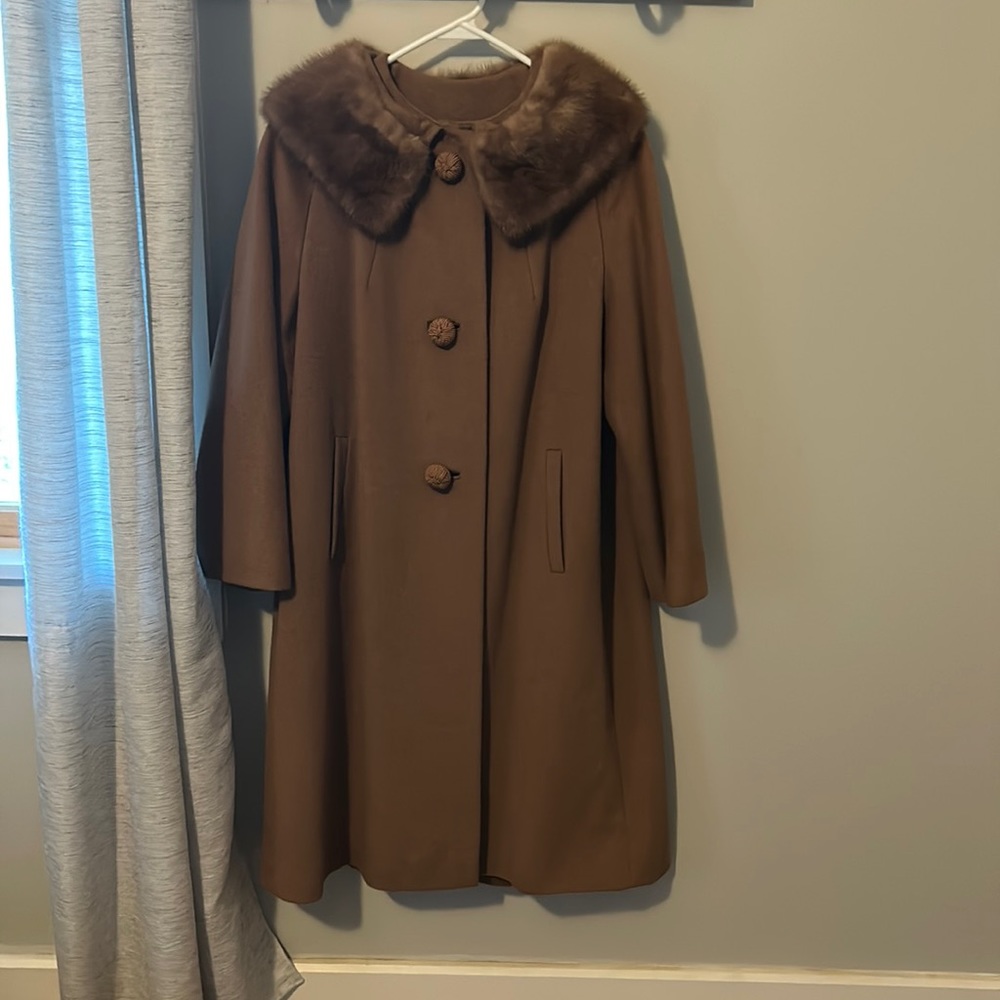 Vintage Knee length camel wool coat with fur collar